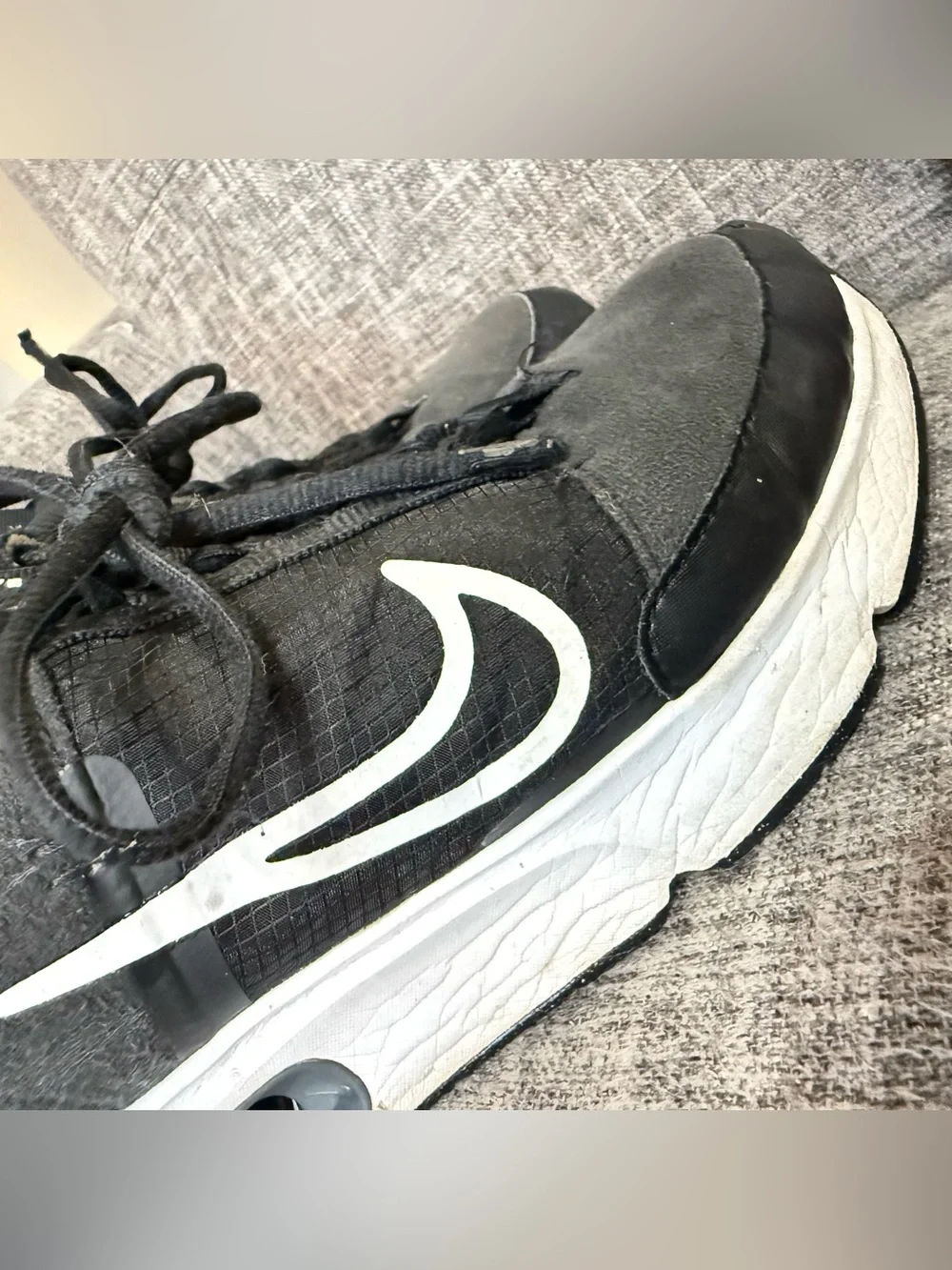 Women’s Size 7 Black and White Nike Airmax Running Shoes